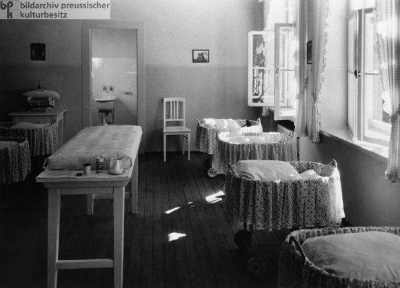 Säuglingszimmer im Entbindungsheim des Vereins „Lebensborn e.V.” in Steinhöring (Oberbayern) (1938)